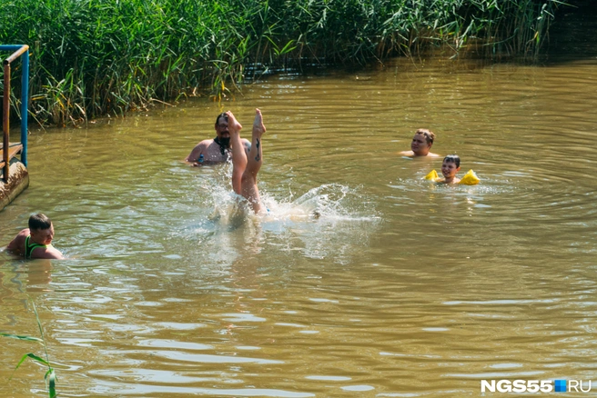 Важно соблюдать гигиену после купания: при выходе из воды следует переодеваться в сухую хлопковую одежду | Источник: Елена Латыпова / NGS55.RU