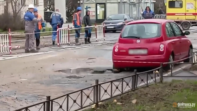 «Приступили к устранению последствий». На месте разлива кипятка на улице Фрунзе обнаружили дефект 40-сантиметровой трубы | Источник: читатель «Фонтанки»