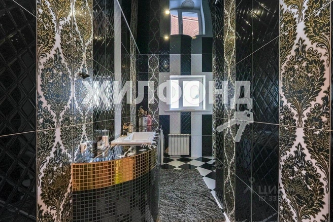 И снова золото, но на этот раз в ванной комнате | Источник: novosibirsk.n1.ru (АН «Жилфонд»)