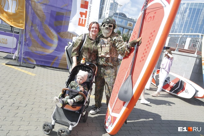 Ася, Саша и Миша пришли в костюмах на военную тематику | Источник: Владислав Лоншаков / E1.RU