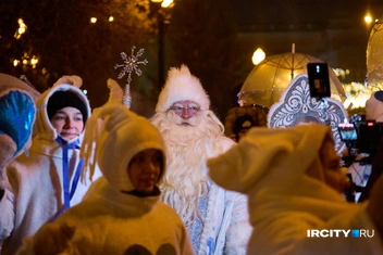 Когда вечер окончательно опустился на город, на площади появились Дед Мороз | Источник: Даниил Конин / «ИрСити»