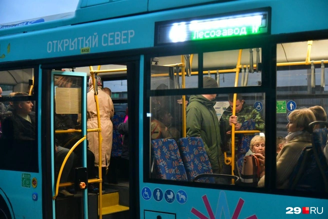 У МРВ в сторону города автобусы не переполнены | Источник: Иван Митюшёв / 29.RU