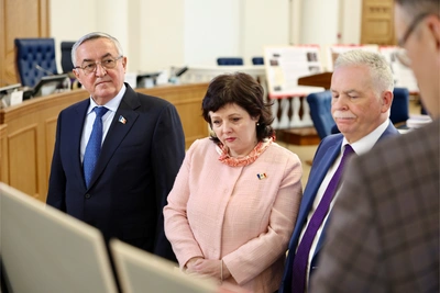 Передвижная выставка о героях разных народов открылась в Новгородской облдуме