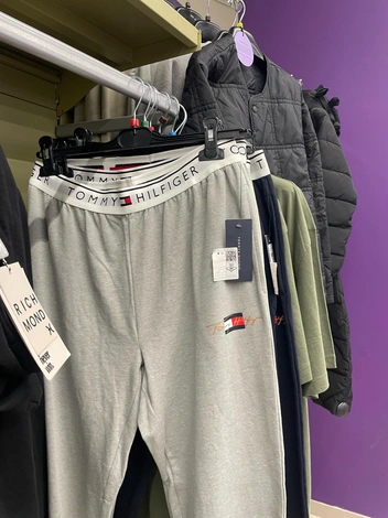 Спортивные мужские брюки Tommy Hilfiger за 4999 рублей | Источник: Алёна Золотухина / NGS.RU