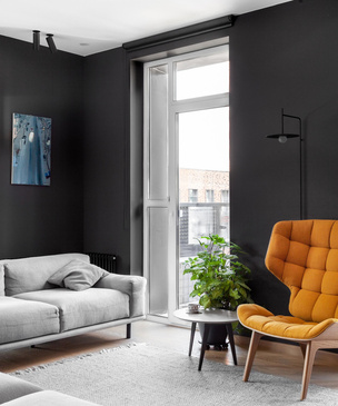 Черный интерьер с теплыми терракотовыми акцентами: квартира 100 м²