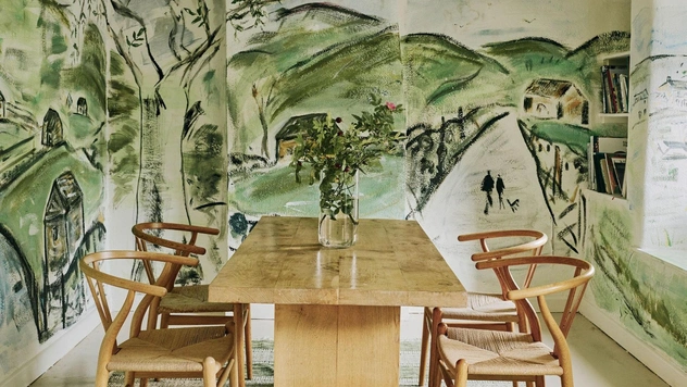 Английский коттедж XVIII века с необычными росписями