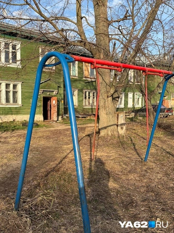 Изуродованные качели без качелей | Источник: Дарья Ходосевич / YA62.RU