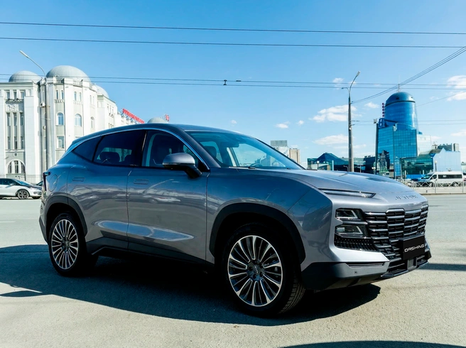 На фоне набережной и стеклянных фасадов самарских бизнес-центров JETOUR DASHING выглядит не как обычный кроссовер, а как арт‑объект | Источник: ДЦ «Альфа»