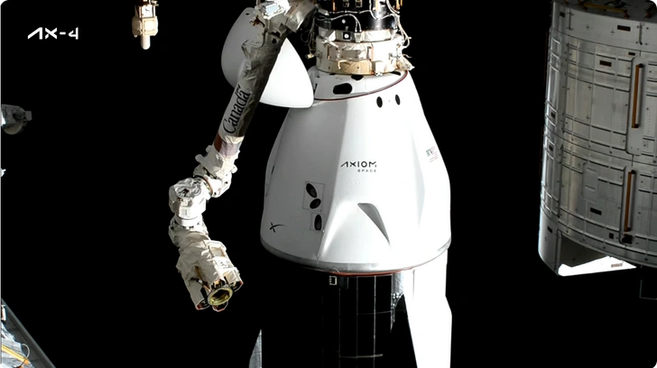 Конец коммерческого вояжа: корабль Crew Dragon миссии Ax-4 отстыковался от МКС | Источник: Axiom Space / YouTube