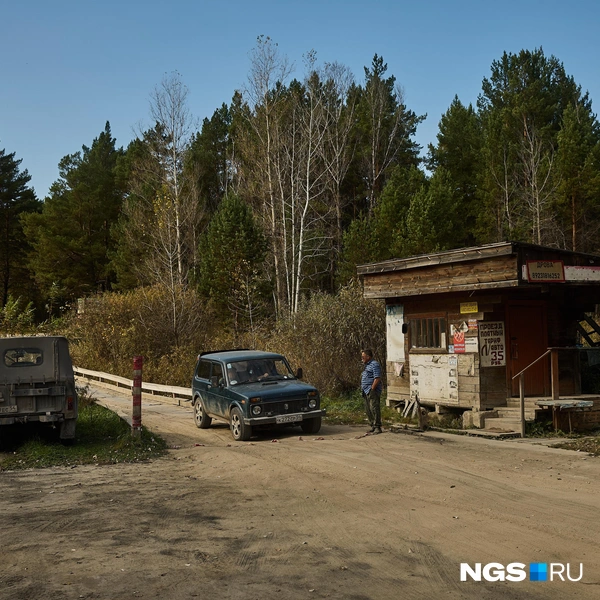 Проезд для легкового автомобиля стоит 35 рублей, но с селян, прописанных в Ордынском районе, за проезд денег не берут | Источник: Александр Ощепков / NGS.ru