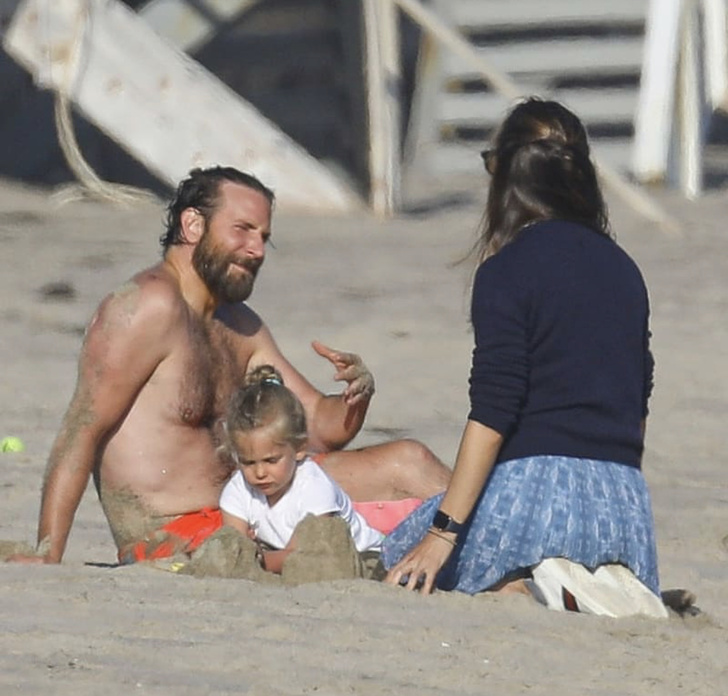 Дружба или нечто большее? С кем из голливудских актрис проводит пляжные каникулы Брэдли Купер?