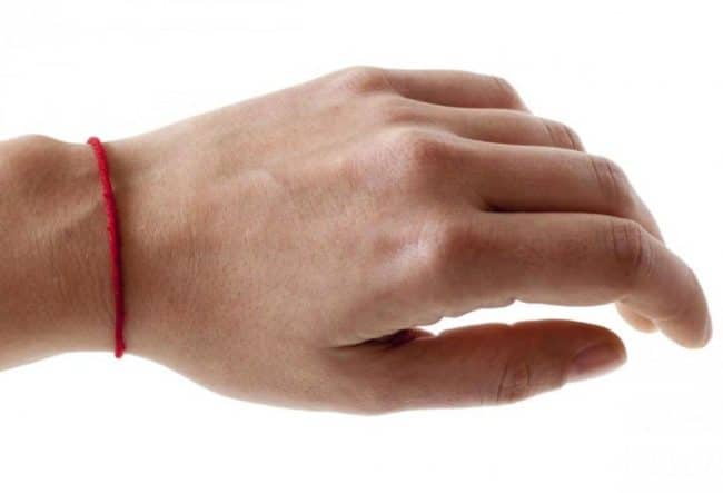 Красная ниточка: зачем и почему все больше людей носит этот самодельный браслет на руке?