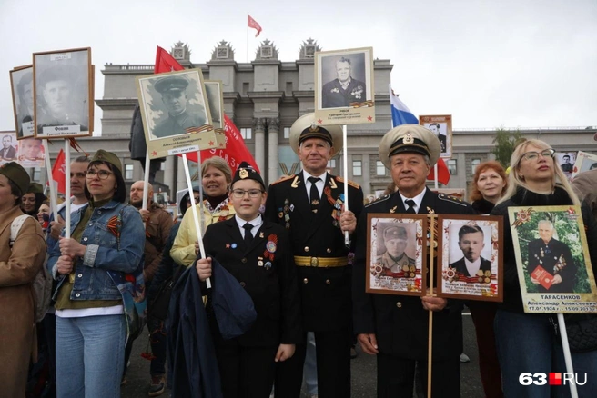 Толпа выстроилась на площади Куйбышева | Источник: Роман Данилкин / 63.RU