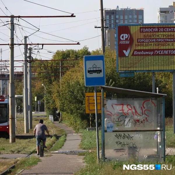На билборде&nbsp;— агитационные материалы «Справедливой России» | Источник: Евгений Софийчук / NGS55.RU 