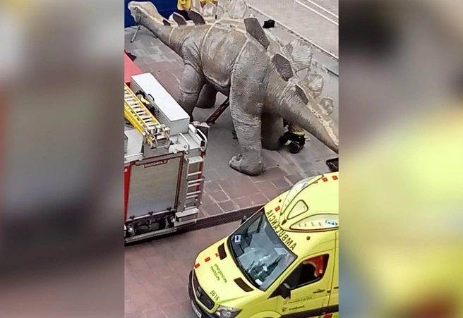 В Барселоне мужчина трагически погиб в теле динозавра | ya62.ru
