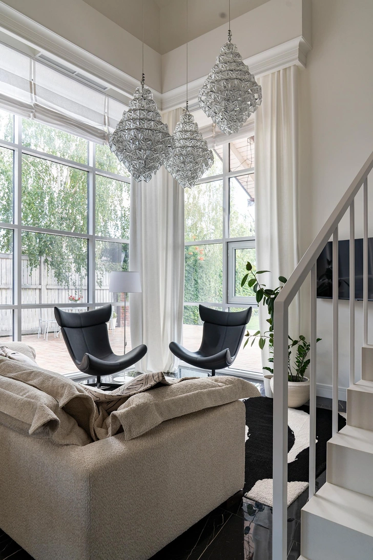 Диван, Linea Home. Люстры, Odeon Light. | Источник: Илья Лиманов; стиль: Наталья Тепикина
