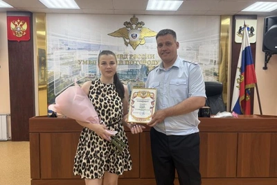 Спасшую ребенка тюменку наградили в полиции