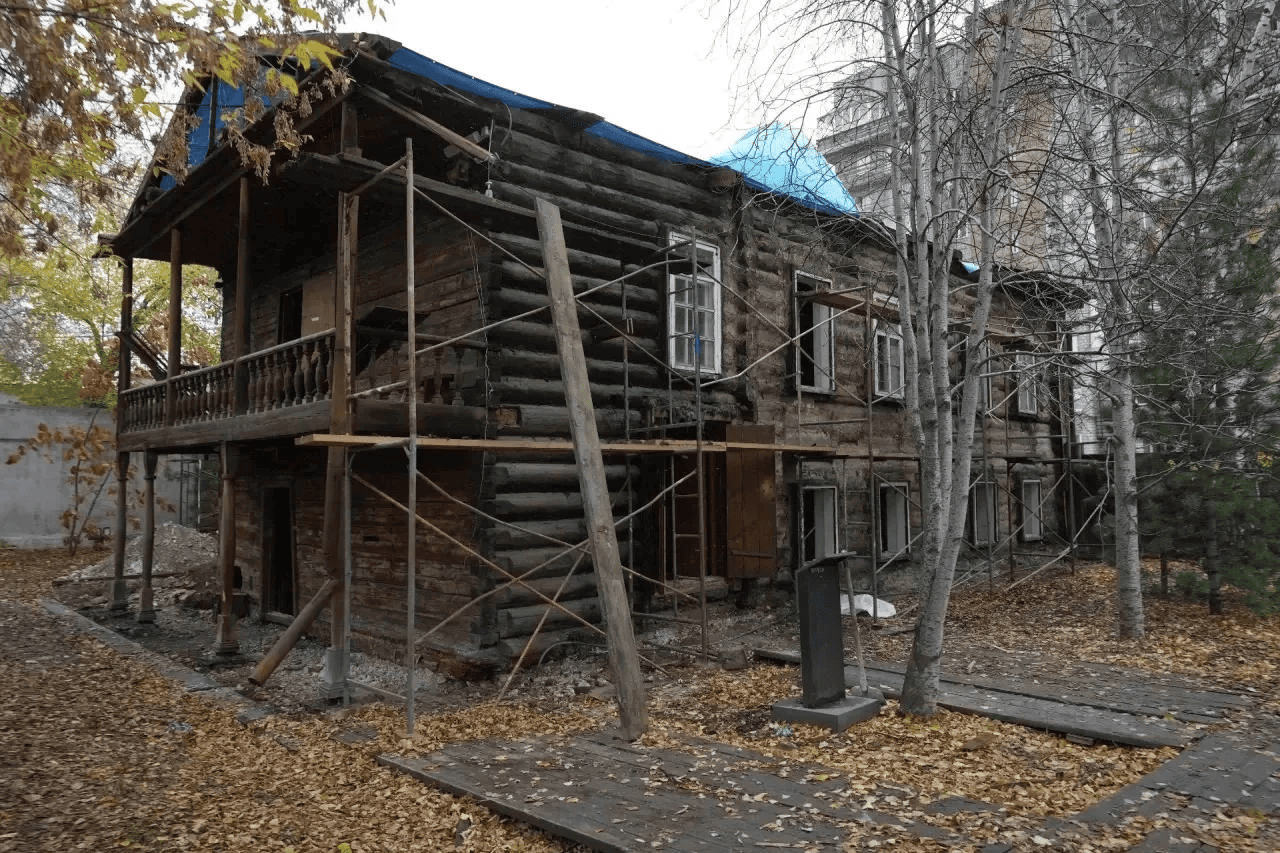 В Красноярске дом Сурикова поднимут на домкратах, чтобы заменить гнилые бревна