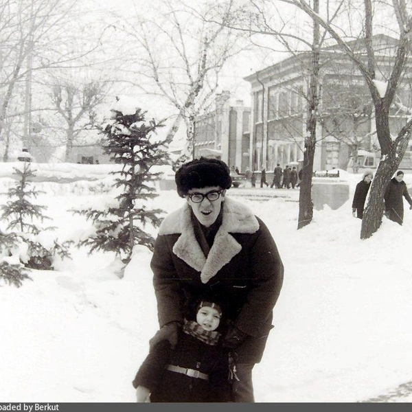 Забавное семейное фото 1976 года | Источник: pastvu.com