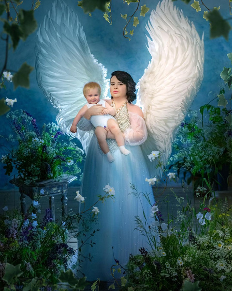 Чем вам не Мадонна! Фото Саши Черно с крыльями и сыном на руках