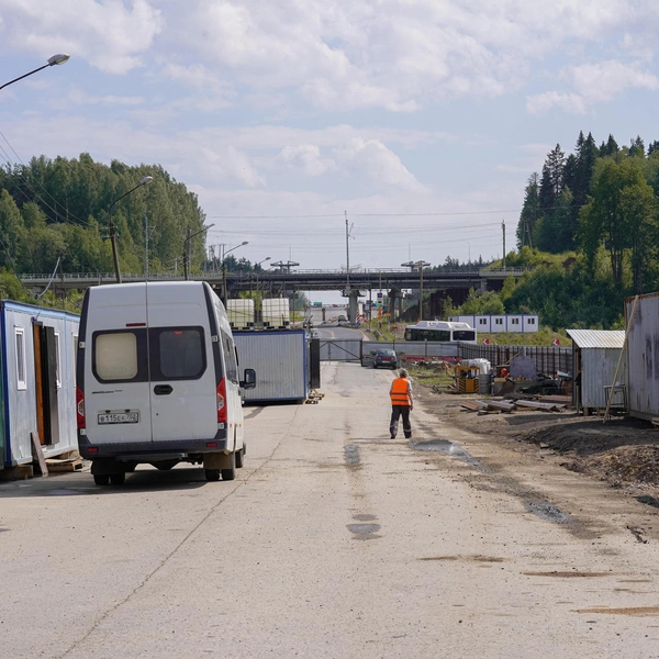 У въезда на старый мост рабочие организовали небольшой стройгородок  | Источник: Кирилл Паршаков / Министерство транспорта Пермского края