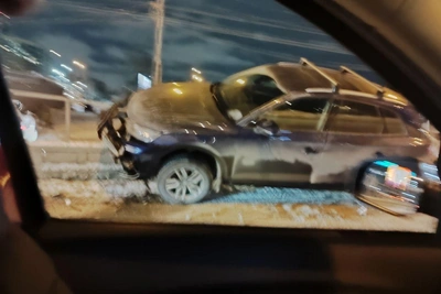 Автомобиль Audi вылетел на ограждение у Речного вокзала