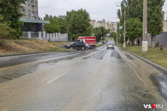Полноводная река устремилась под уклон к улицам Хиросиме и 7-й Гвардейской | Источник: Константин Завриков / V1.RU