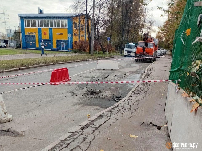 «Все оцепили, никого не пускают». На улице Харченко провалился асфальт | Источник: читатель «Фонтанки»