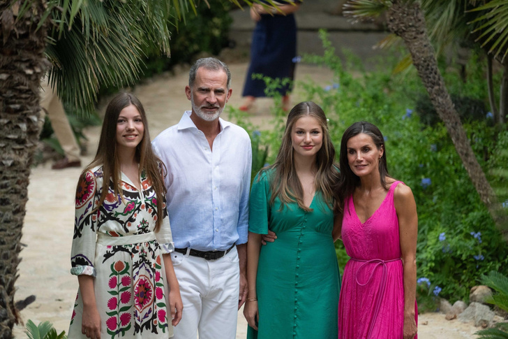 Яркий семейный выход: королева Летиция с дочерьми в отпуске на Майорке