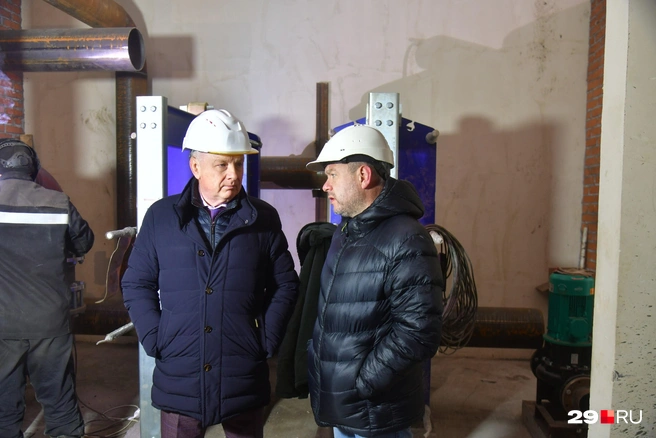 Председатель правления группы «Аквилон» Александр Фролов (слева) и главный инженер АО «Арктическая теплогенерирующая компания» Павел Ившин (справа) | Источник: Иван Митюшёв