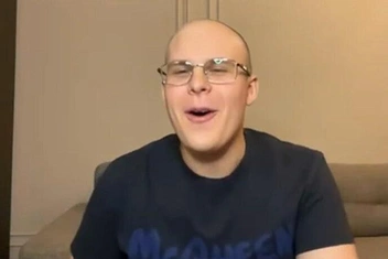 Почему весь интернет повторяет «Возьми телефон, детка»: как трек Токсиса превратился в глобальный мем