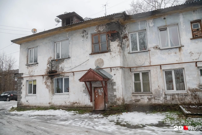 Этот дом из шлакоблока на Левом берегу построен в 1957 году, в 2019 году его признали непригодным для проживания | Источник: Иван Митюшёв / 29.RU