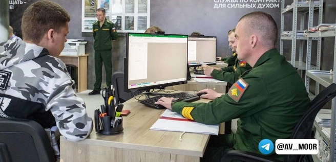 Для заключения контракта рекомендуют обращаться в военкоматы и ПОВСК | Источник: Александр Моор / Telegram