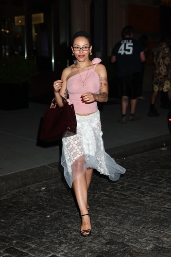 Готовится к Met Gala: Доджа Кэт вышла в ретро-образе и шокировала всех | marieclaire.ru