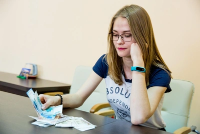«Просто не умеют обращаться с деньгами»: тюменская мать-одиночка
