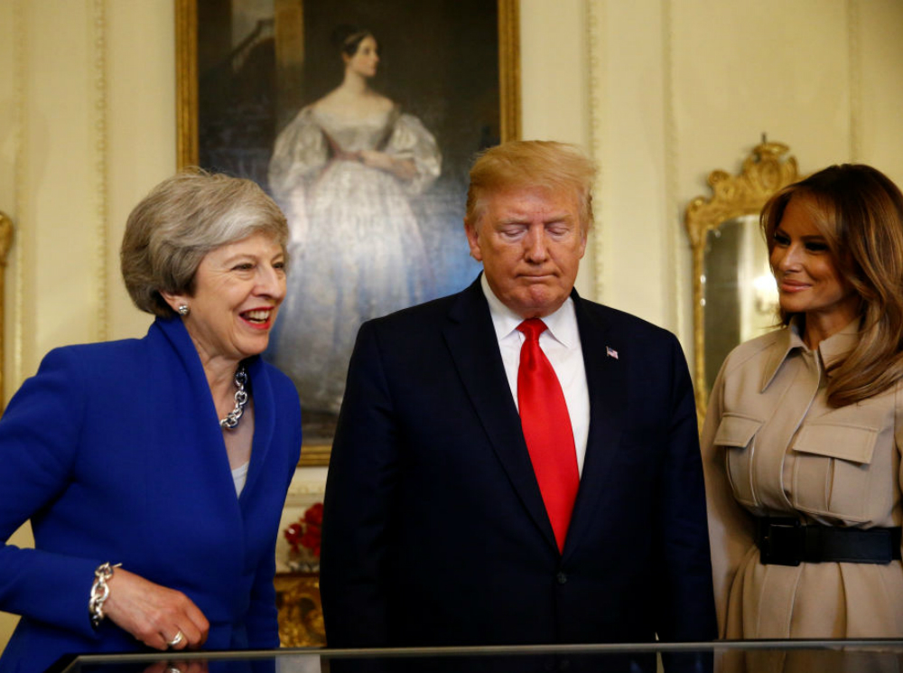 Что не так с подарком Терезы Мэй Мелании Трамп | marieclaire.ru