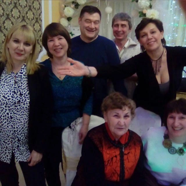 Нина Александровна (внизу) на встрече выпускников гимназии № 9 | Источник: Личный архив Нины Стариковой 