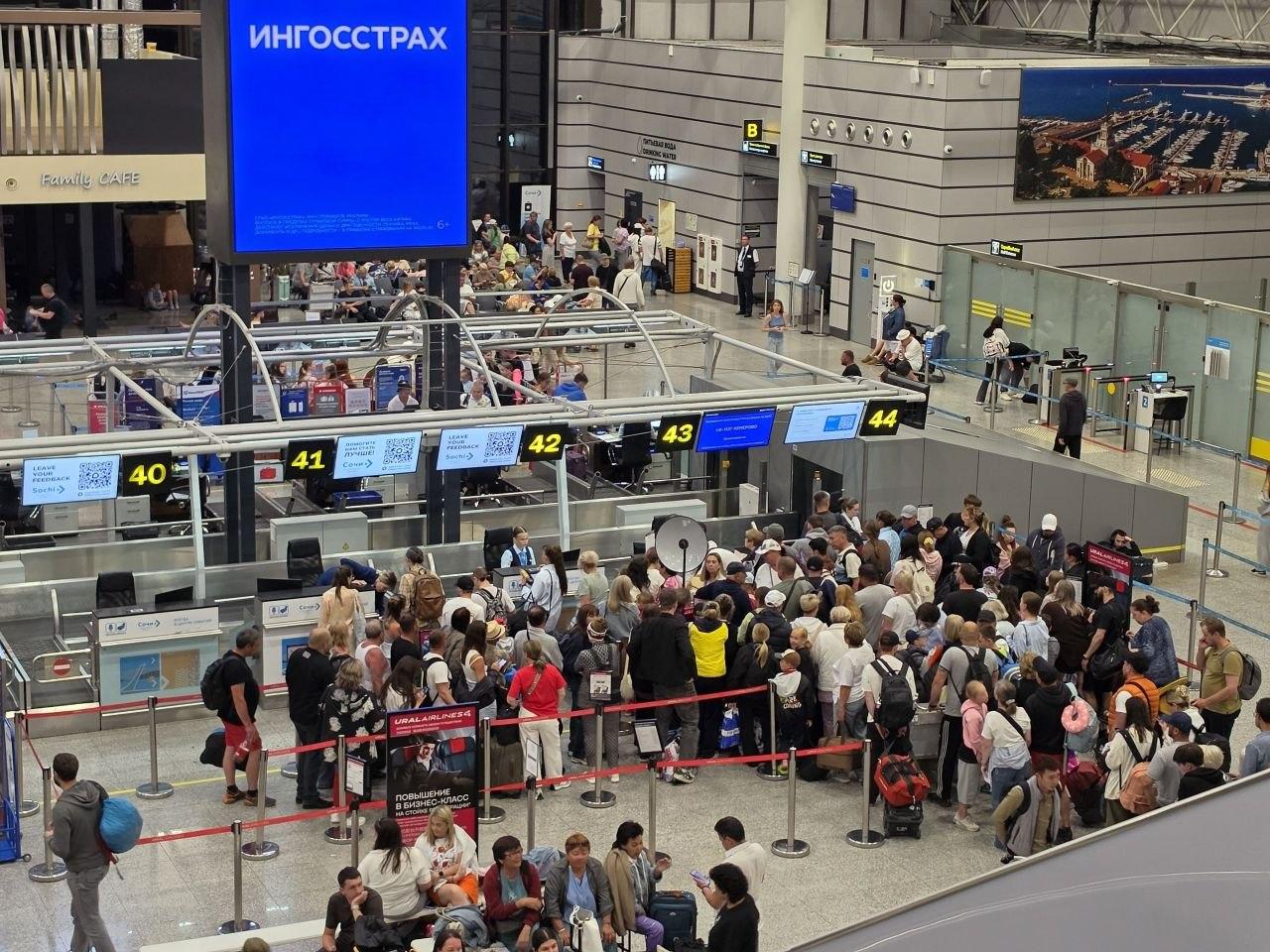 Тысячи человек остаются в аэропорту Сочи — что там происходит