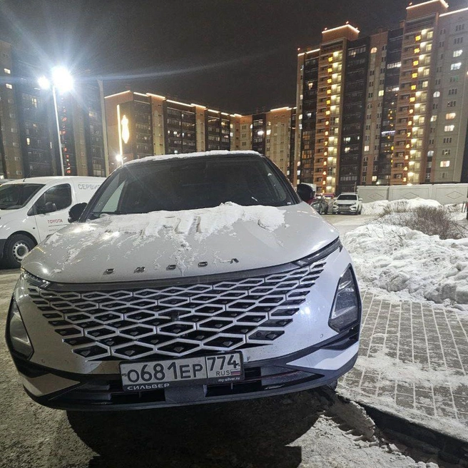 Ставят и на тротуар, предпочитая расчищенные участки | Источник: читатель 74.RU