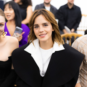 Эмма Уотсон в ультрамодном жакете и рваных джинсах на показе Schiaparelli на Неделе моды в Париже 😍