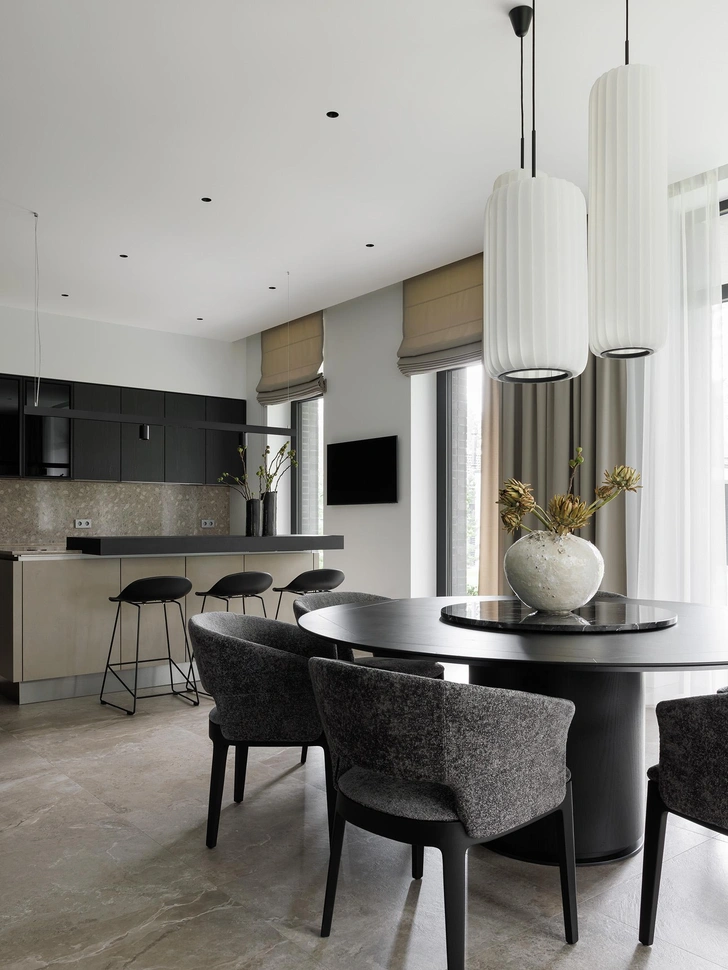 Стол, Potocco. Кресла, Molteni. | Источник: Иван Сорокин. Стиль: Диана Ремизова