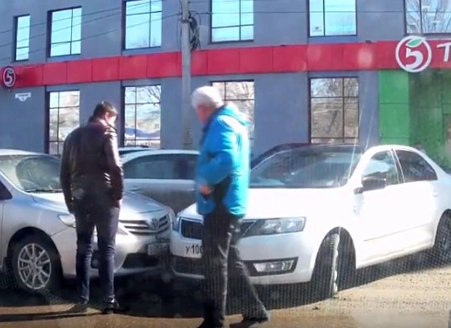 В соцсети появилось видео столкновения двух иномарок на улице Семашко | ya62.ru
