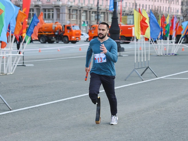 Спортсмены бежали, преодолевая все трудности | Источник: Михаил Шилкин 