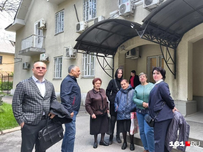 Виктор Бережной (второй слева) вместе с юристами и жителями после оглашения решения суда | Источник: Григорий Ермаков / 161.RU