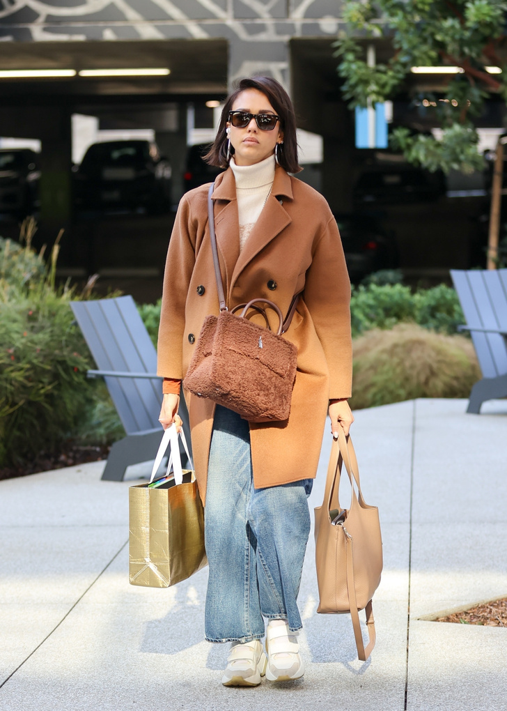 Фото №2 - Джессика Альба купила самую модную сумку для холодной зимы. Она похожа на плюшевого мишку, но выглядит роскошно