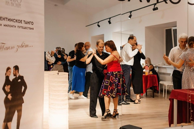 По правилам, на танец приглашают мужчины  | Источник: «Танго на Волге. Аргентиинское танго в Саратове» / VKontakte