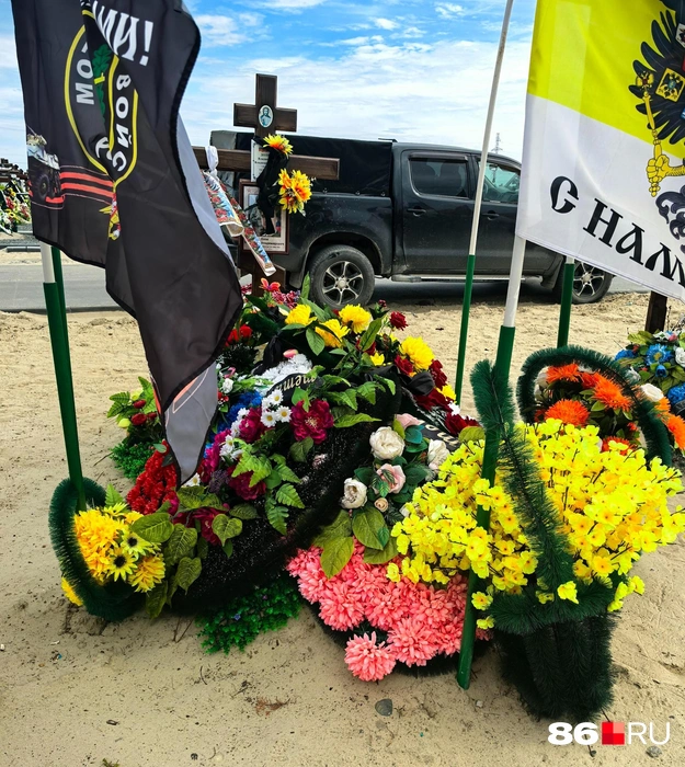 На большинстве могил бойцов СВО, погибших в 2024–2025 годах, пока нет памятников, только кресты и венки | Источник: Анастасия Шевякова / 86.RU