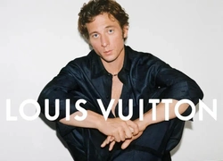 Джереми Аллен Уайт стал частью семьи Louis Vuitton. А мы любуемся кадрами из кампании