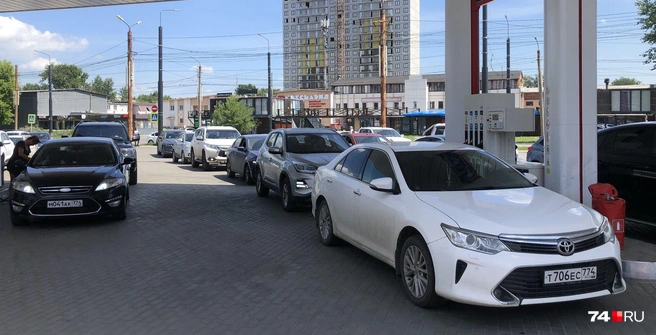 Нагрузку на сети типа «Лукойл» создают и те, кто обычно заправлялся на АЗС мелких брендов, но сейчас из-за роста цен на них переключился на сети ВИНКов. Для сравнения: на «Лукойле» АИ-95 стоит около 70 рублей за литр, на многих независимых АЗС&nbsp;— 73–75 рублей за литр | Источник: Артем Краснов