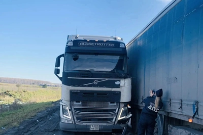 Под Екатеринбургом фура насмерть сбила чинившего машину дагестанца